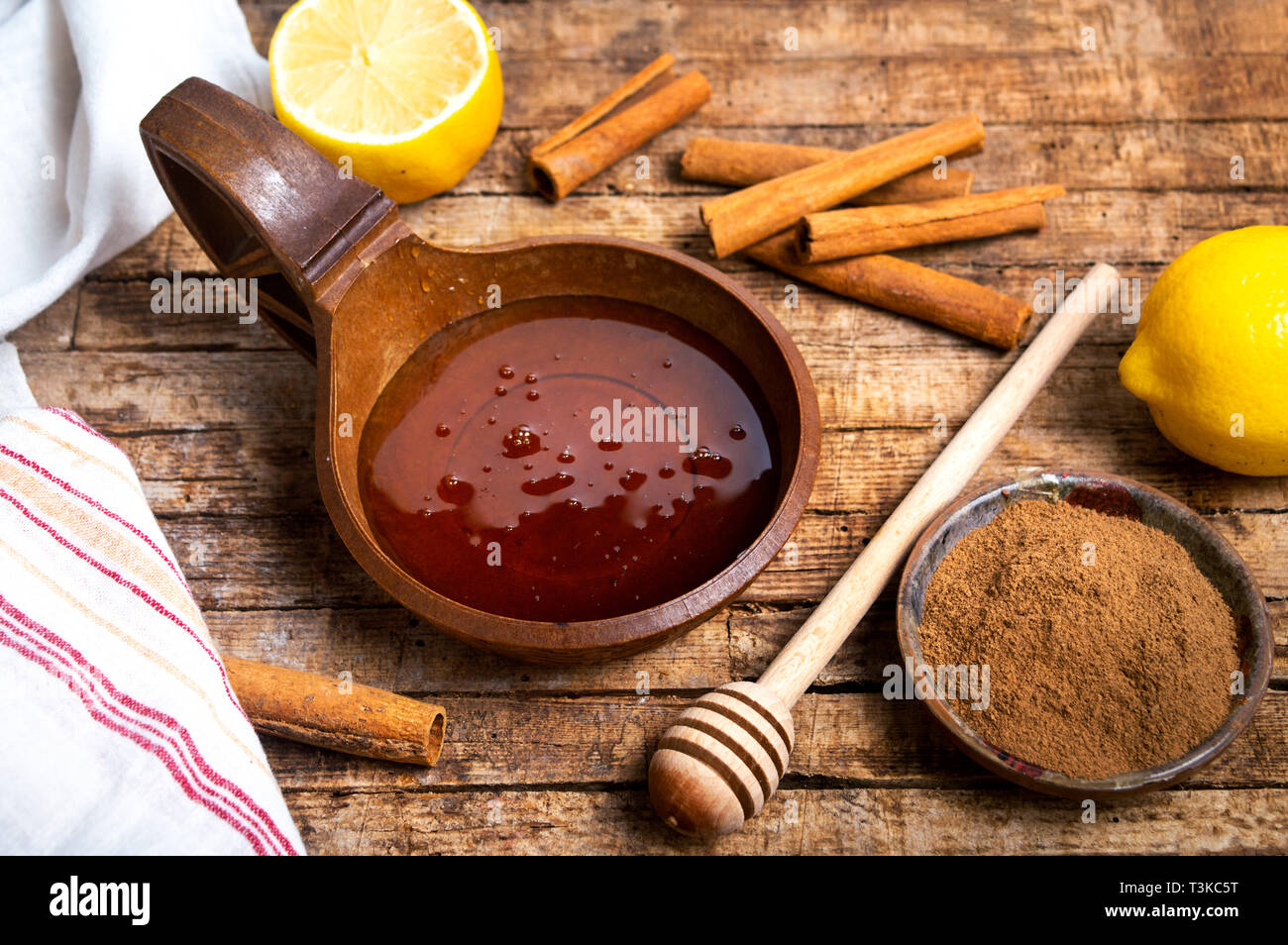 Il miele e la cannella su una tavola di legno vista superiore Foto Stock