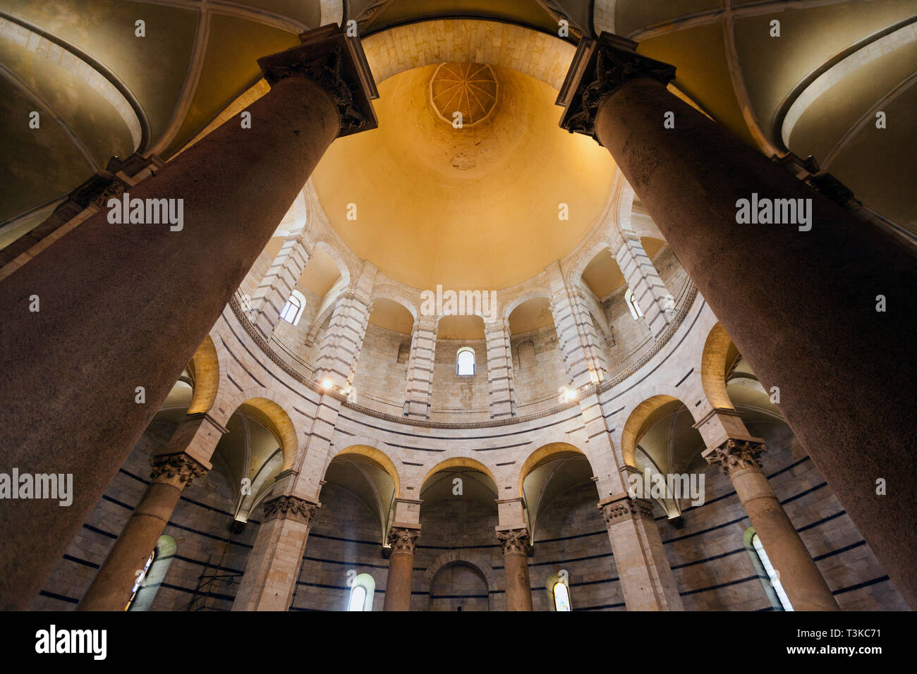 Battistero di pisa interni colonne immagini e fotografie stock ad alta ...