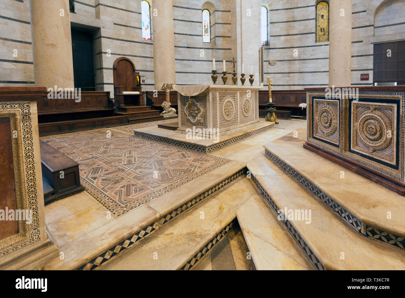Battistero di pisa interni colonne immagini e fotografie stock ad alta ...