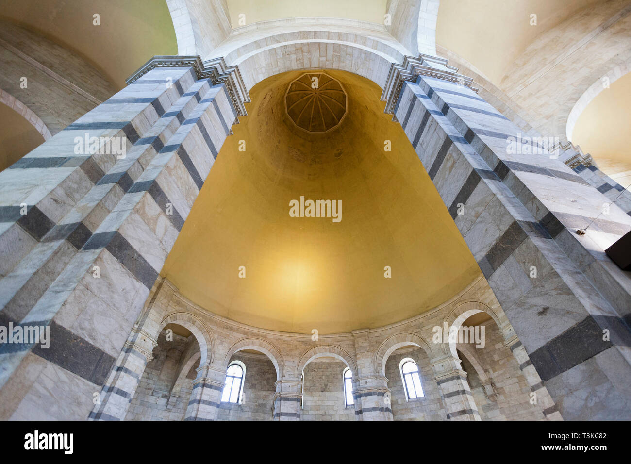 Battistero di pisa interni colonne immagini e fotografie stock ad alta ...