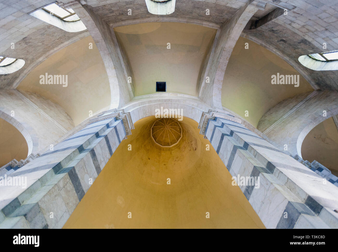 Battistero di pisa interni colonne immagini e fotografie stock ad alta ...