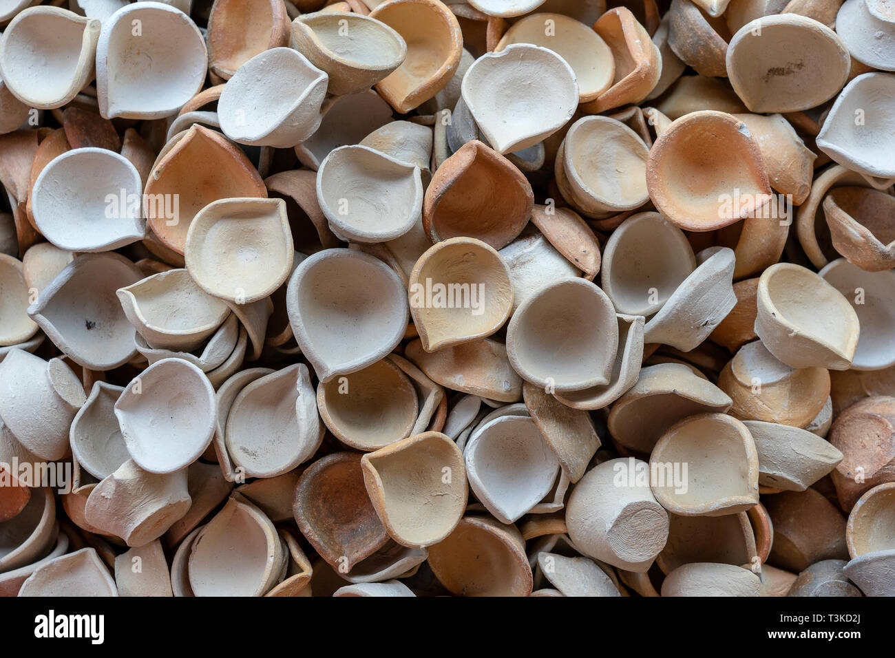 Argilla naturale tazze di tè per Indian chai tè per vendere a Little India, street market, Singapore , close up, argilla tazza da tè sfondo Foto Stock