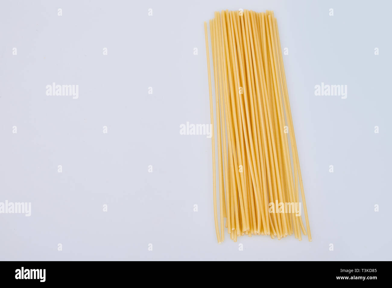 Spaghetti isolati su sfondo bianco. Giallo covone materie di pasta lunga, pronto per la cottura. La pasta italiana. Spaghetti lunghi. Materie spaghetti alla bolognese Foto Stock