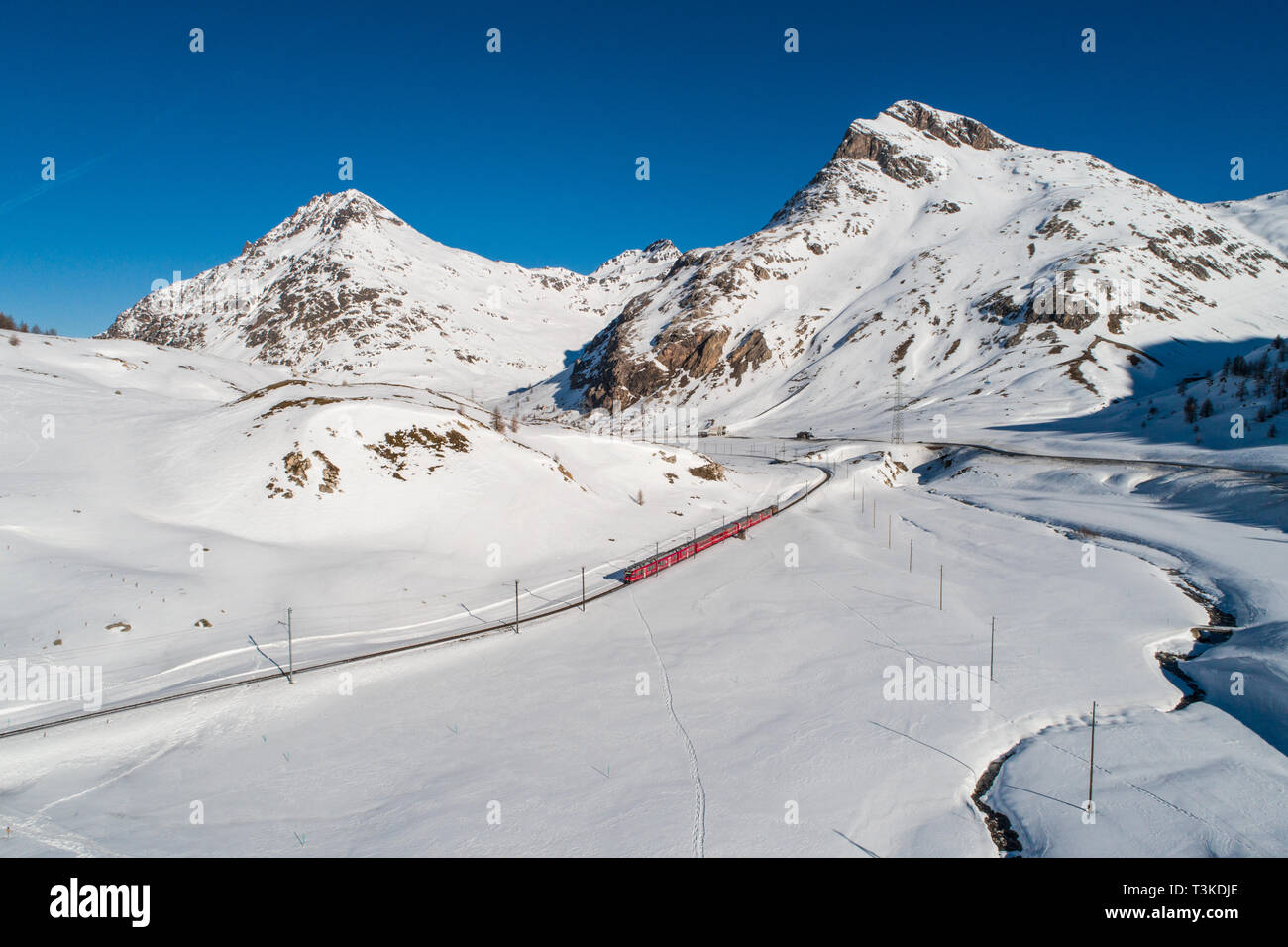 Bernina Express il trenino rosso nella stagione invernale. Vista panoramica sul Passo Bernina Foto Stock