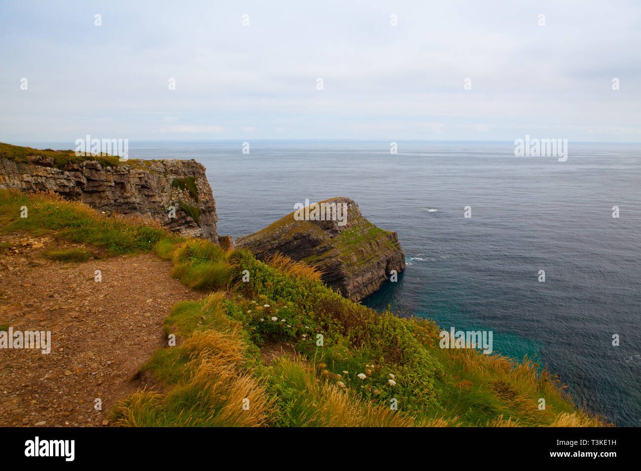 Vista delle scogliere di pericolo nei pressi della città di Cudillero, Spagna Foto Stock