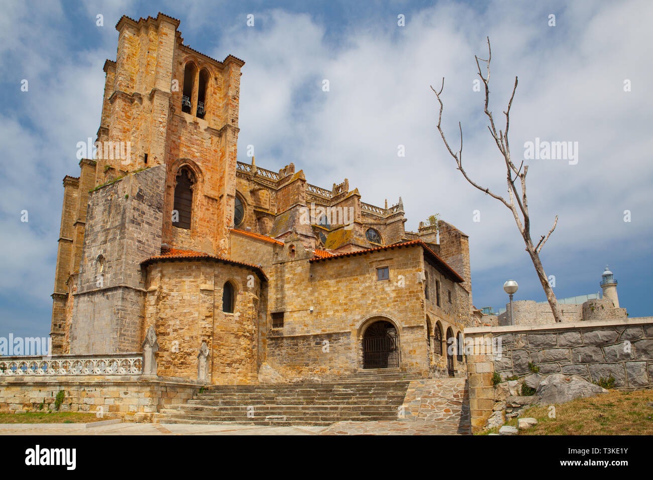 Santa Maria de la Asunción la cattedrale e il castello medievale e il faro Santa Ana, Castro Urdiales, Cantabria, SPAGNA Foto Stock
