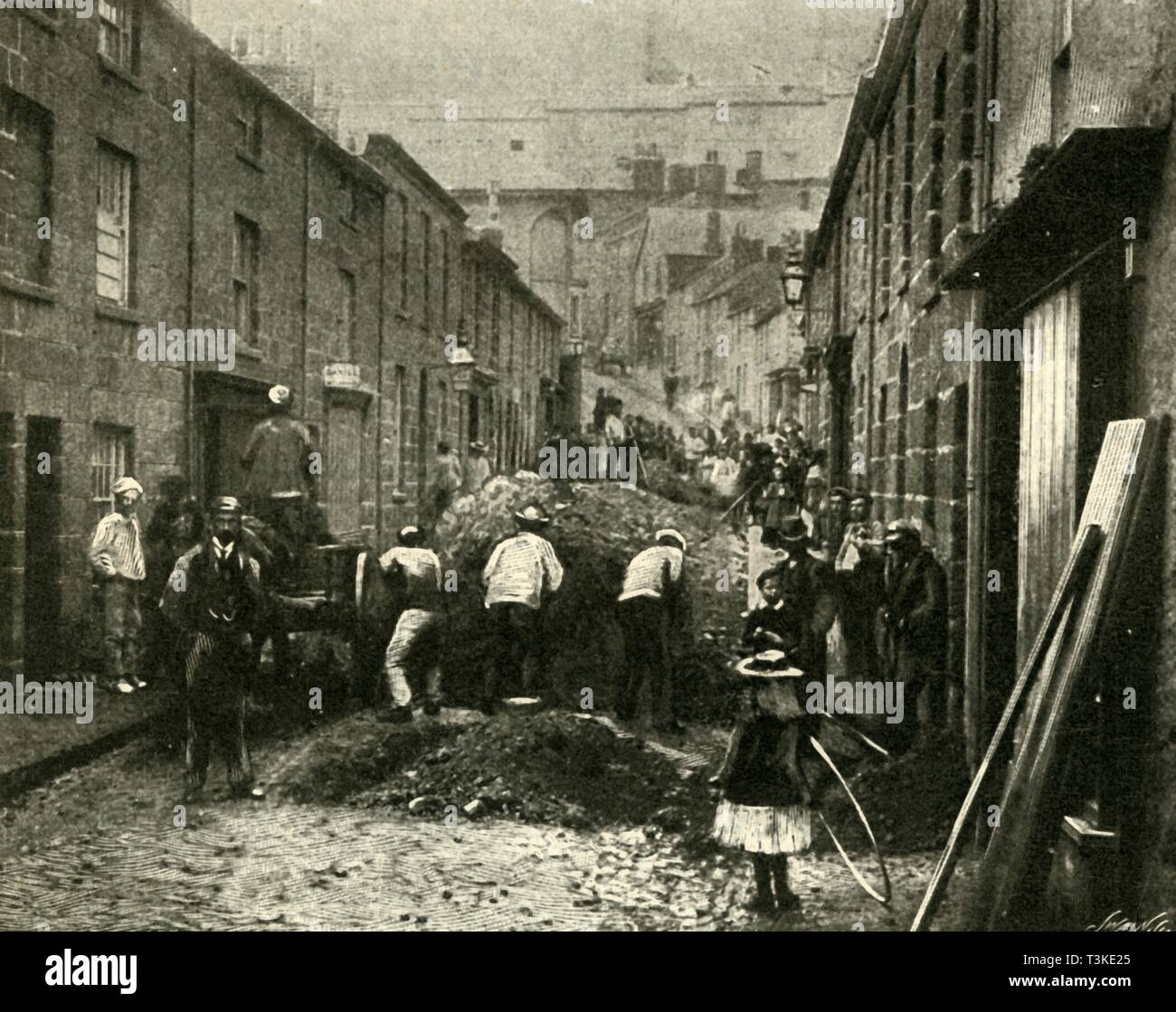 "Rimozione detriti portati verso il basso da un'alluvione a St. Ives', 1901. Creatore: sconosciuto. Foto Stock