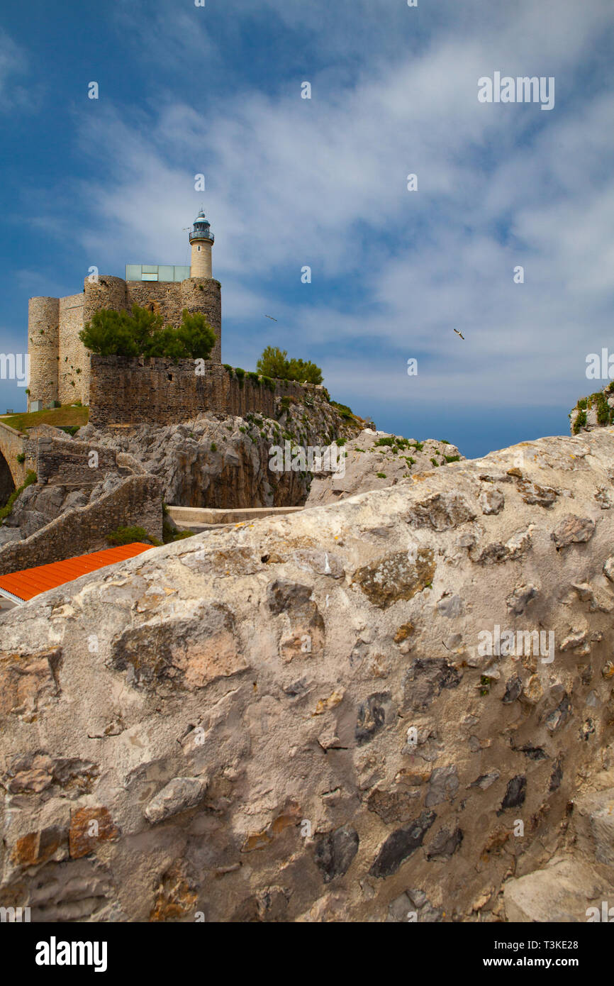 Dettaglio del castello medievale e il faro Santa Ana, Castro Urdiales, Cantabria, SPAGNA Foto Stock
