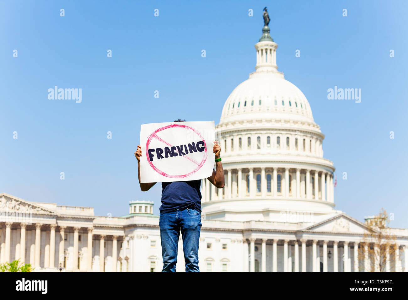 Protester Holding firmano n. fracking del petrolio o del gas Foto Stock