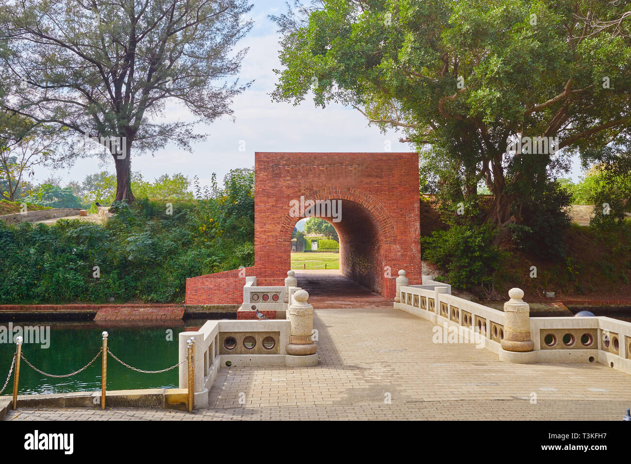 Bel rosso mattone scenic tunnel della eterna golden castello. Le rovine di un castello difensivo costruito con il cannone nella città di Tainan, Taiwan. Foto Stock