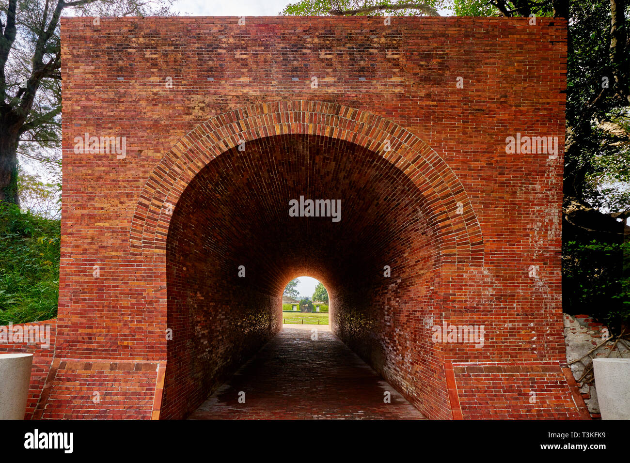 Bel rosso mattone scenic tunnel della eterna golden castello. Le rovine di un castello difensivo costruito con il cannone nella città di Tainan, Taiwan. Foto Stock