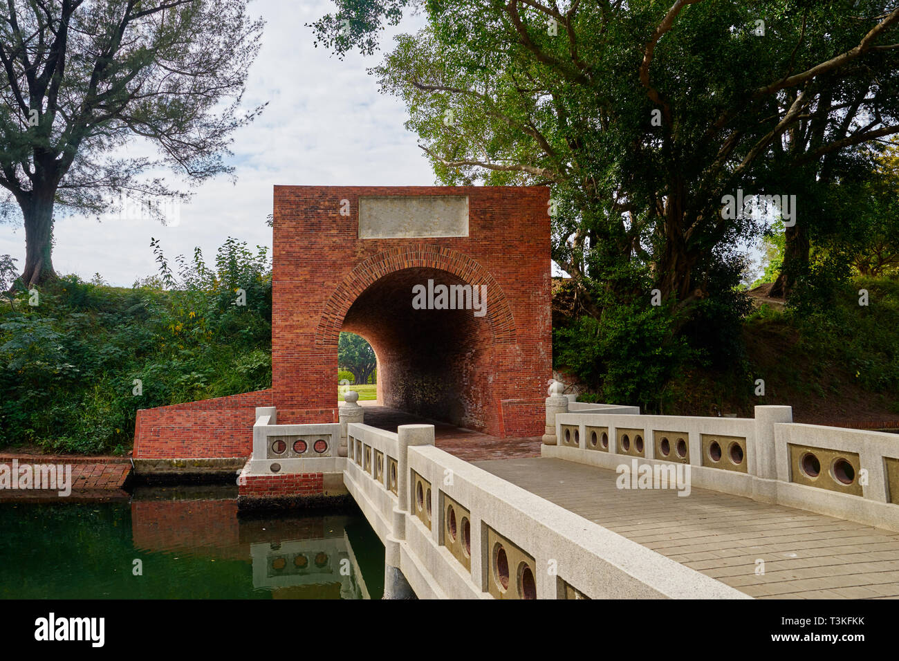 Bel rosso mattone scenic tunnel della eterna golden castello. Le rovine di un castello difensivo costruito con il cannone nella città di Tainan, Taiwan. Foto Stock