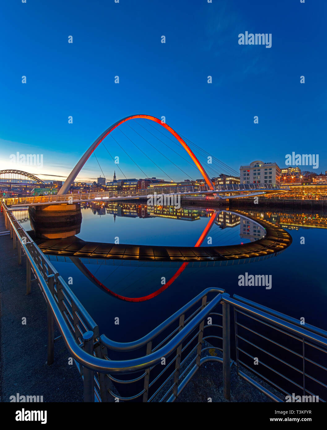 Gateshead Millennium Bridge al tramonto, Gateshead, Tyne & Wear, Regno Unito Foto Stock