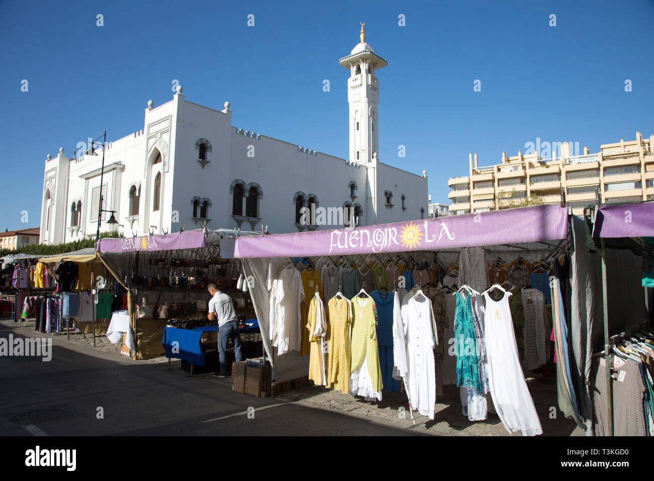 Il mercato della domenica in ombra la Moschea Islamica, Fuengirola, Costa del Sol, Spagna. Foto Stock