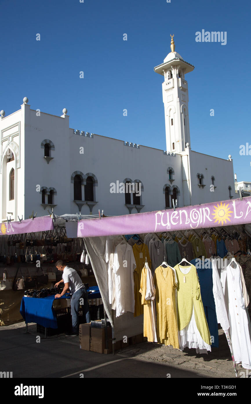 Il mercato della domenica in ombra la Moschea Islamica, Fuengirola, Costa del Sol, Spagna. Foto Stock