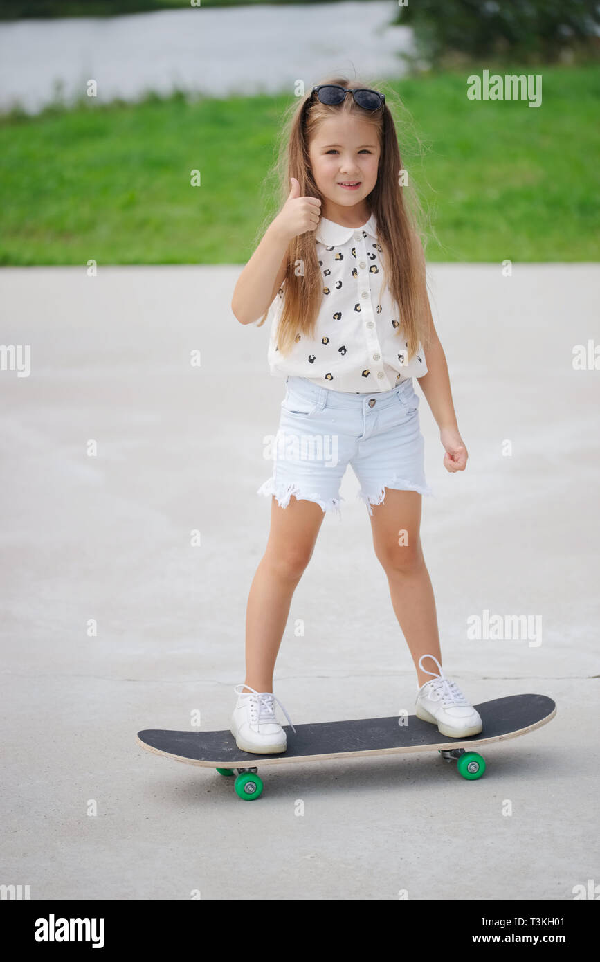 Piccolo felice ragazza con i capelli lunghi Foto Stock