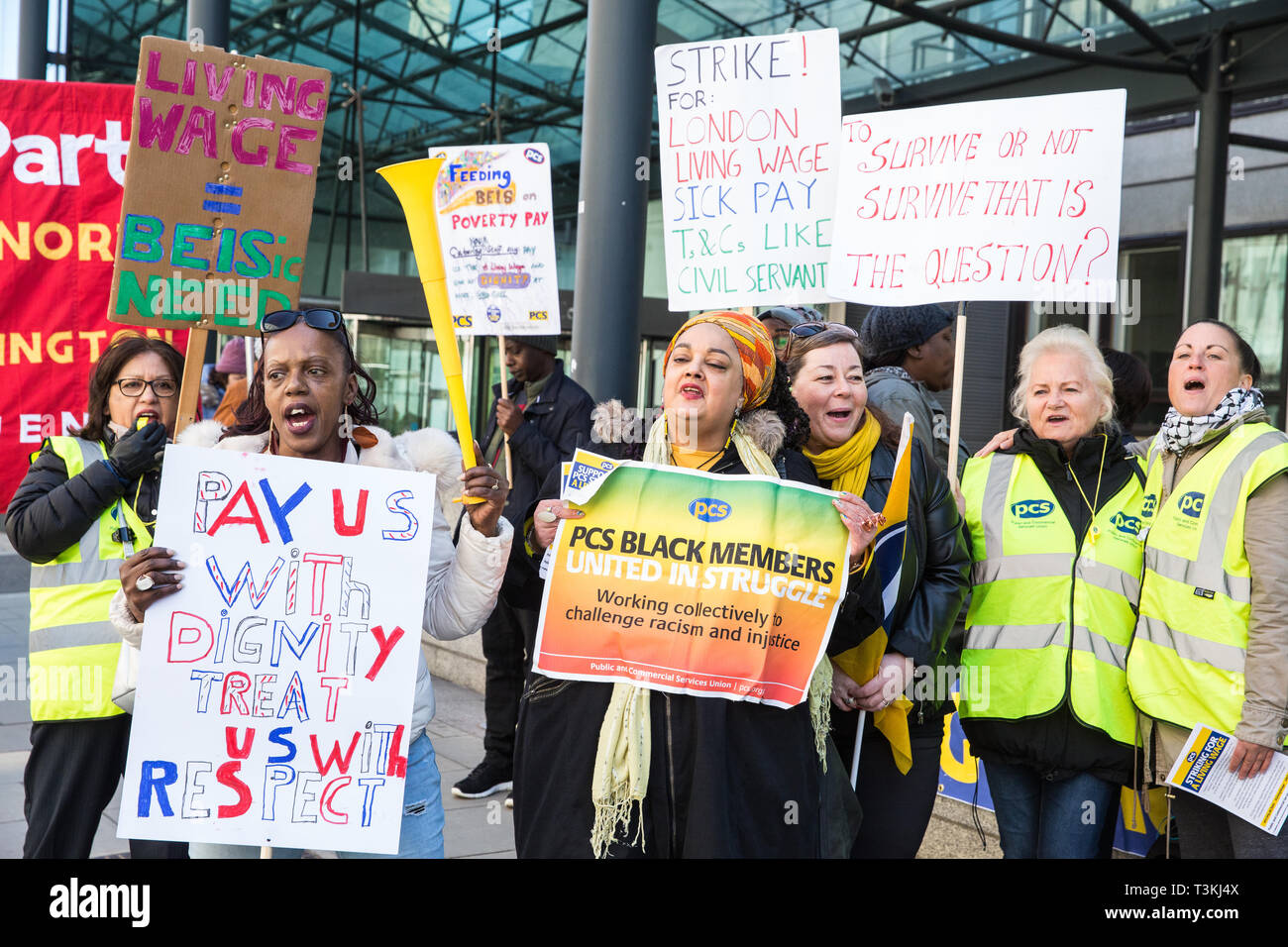 Londra, Regno Unito. Il 10 aprile 2019. Outsourcing di lavoratori appartenenti al pubblico & servizi commerciali (PC) unione stand su una linea di picchetto al di fuori della loro posizione o Foto Stock