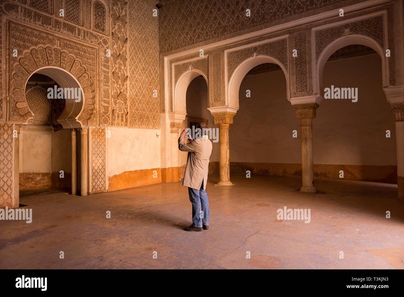Ben Youssef madrasa, turistica prendendo immagini, a Marrakech, Marocco Foto Stock