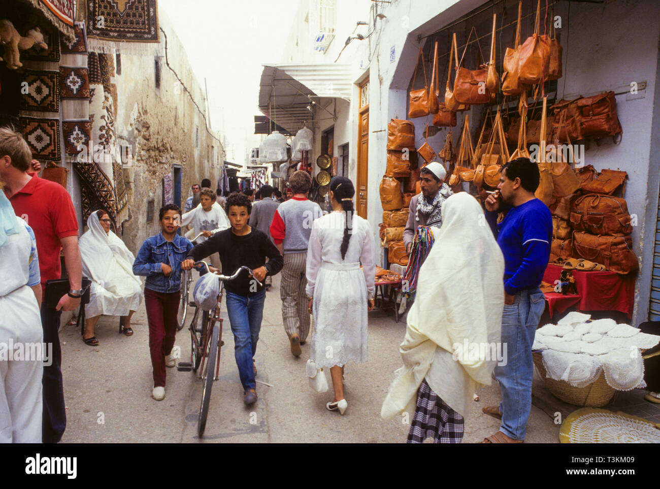TUNISIA Tunisi soukken con ita venditori e il commercio Foto Stock