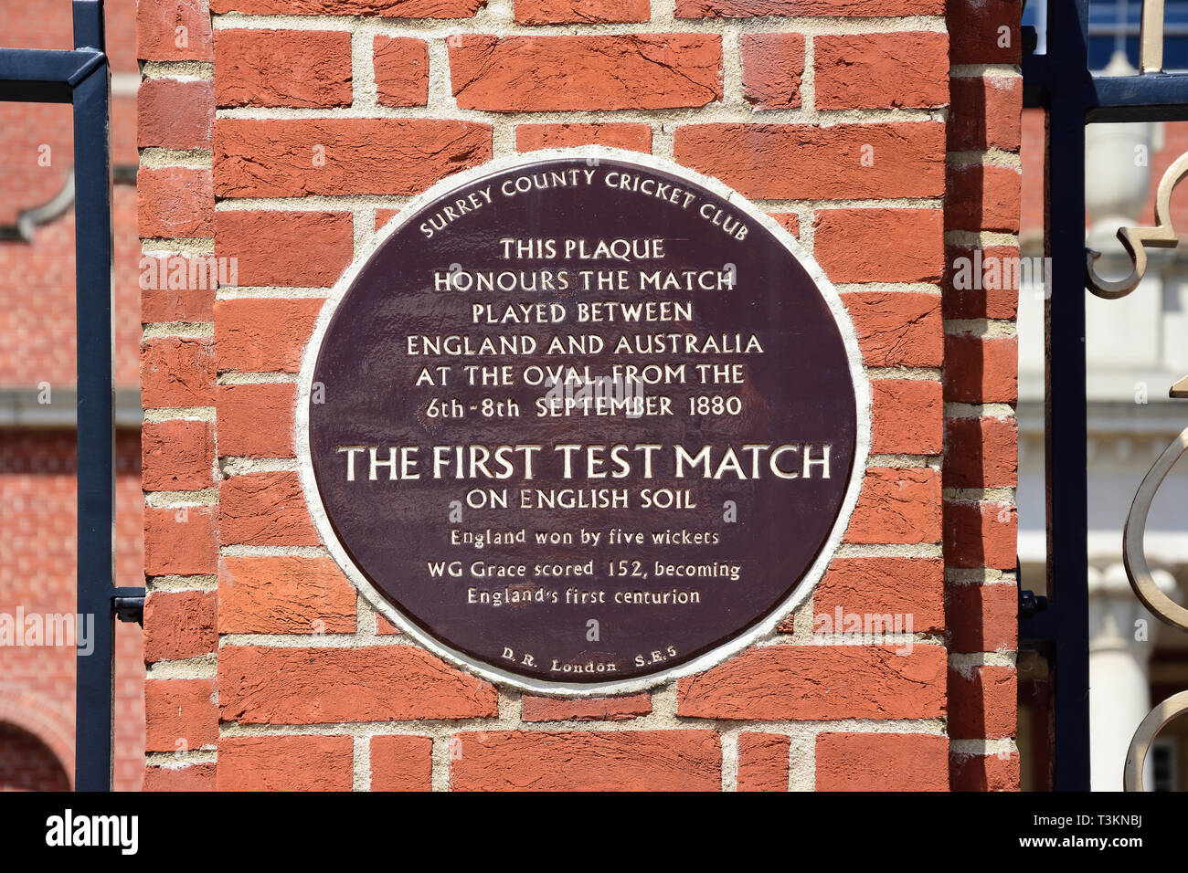 La placca in onore di primo test match giocato in Inghilterra, Oval Cricket Ground Kennington, London Borough di Lambeth, Greater London, England, Regno Unito Foto Stock