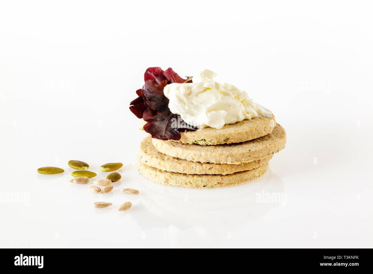 Senza lattosio formaggio spalmabile sulla zucca e semi di girasole Oatcakes Foto Stock