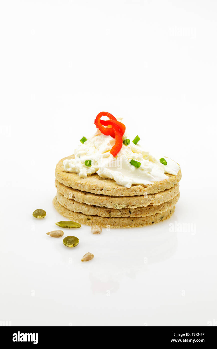Senza lattosio formaggio spalmabile sulla zucca e semi di girasole Oatcakes Foto Stock