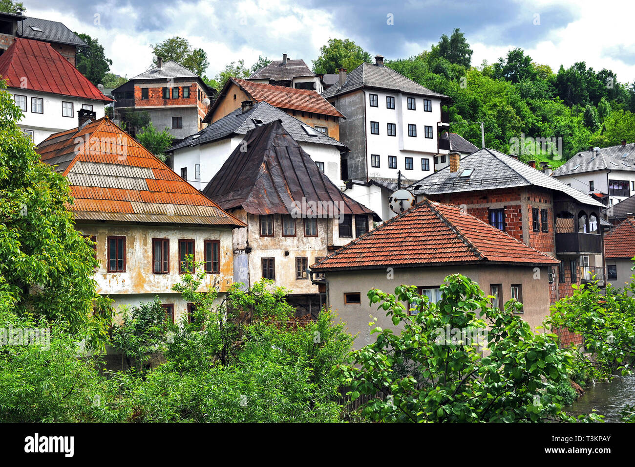 Travnik, Bosnia e Erzegovina, con le sue case con ripidi, hipped tetti caratteristici di dinariche architettura di montagna. Foto Stock