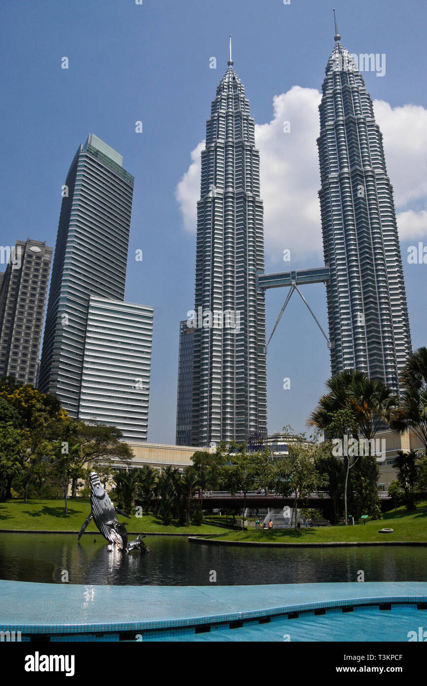 Petronas Twin Towers e il centro cittadino di grattacieli vista dal Parco KLCC, Kuala Lumpur, Malesia Foto Stock