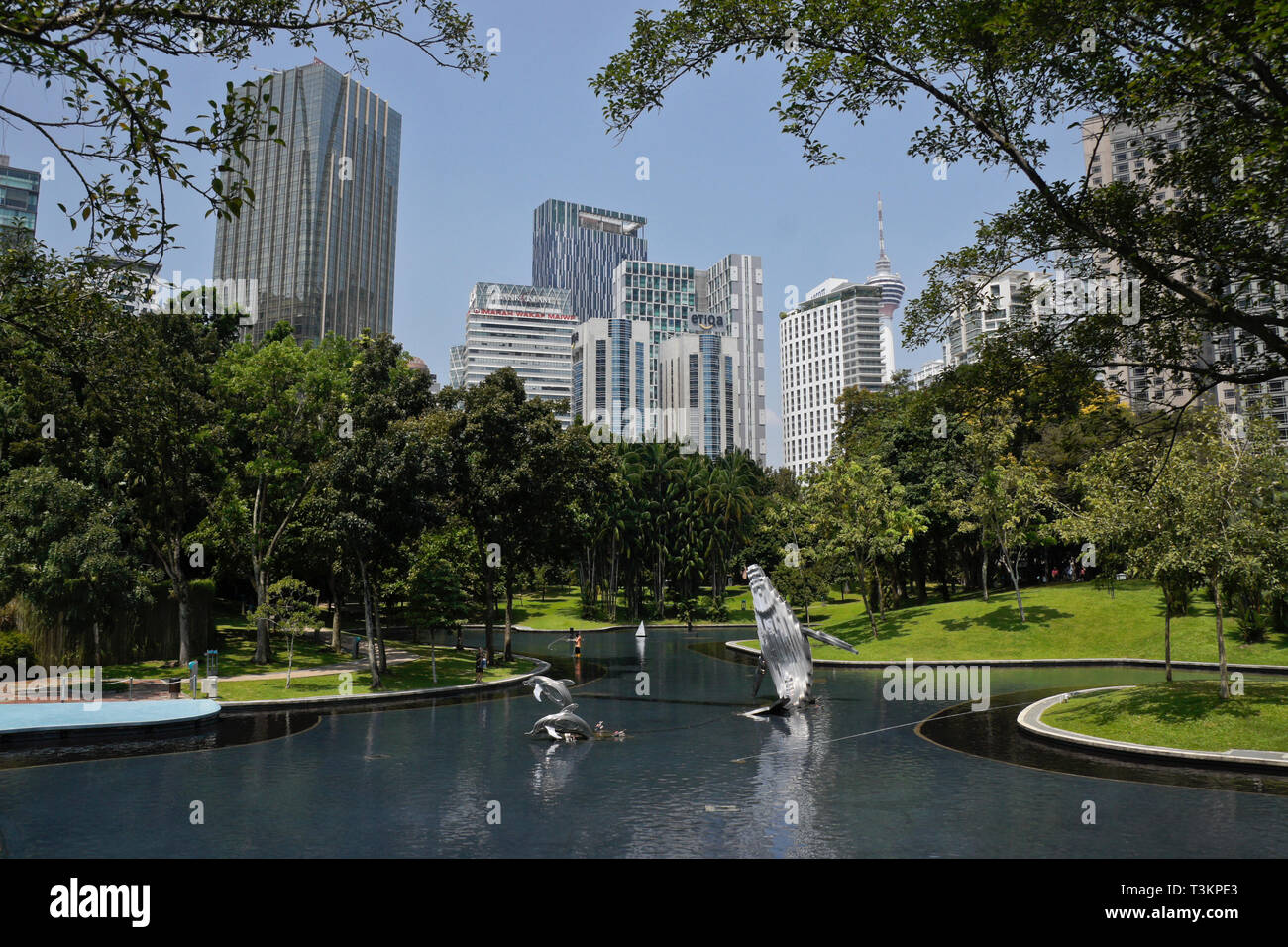 La Torre KL e il centro cittadino di grattacieli vista dal Parco KLCC, Kuala Lumpur, Malesia Foto Stock