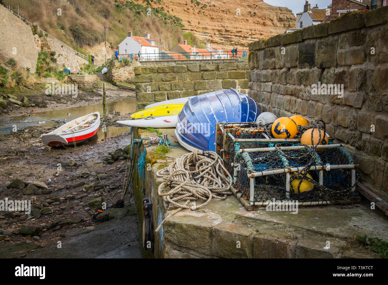 Lobster Pot, boe e barche vicino al porto, Staithes, un tradizionale villaggio di pescatori e stazione balneare sulla North Yorkshire coast, England Regno Unito. Foto Stock