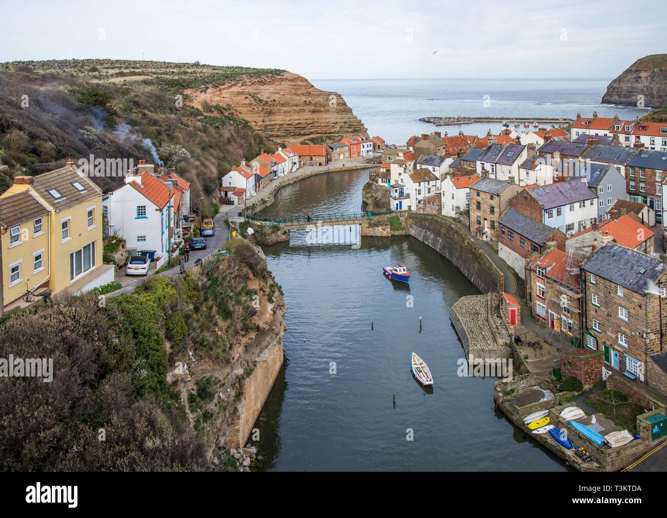 Una classica vista di Staithes a marea alta. Staithes è un tradizionale villaggio di pescatori e stazione balneare sulla North Yorkshire coast, England Regno Unito. Foto Stock