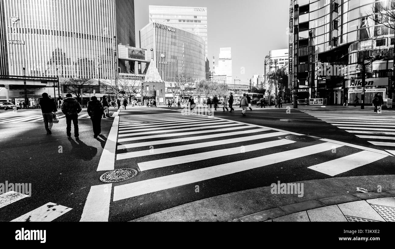 Tokyo, Giappone - 1 Gennaio 2010: pedoni che attraversano la strada nel cuore del quartiere di Ginza a Tokyo. Ginza attraversamento per giorno. Foto Stock