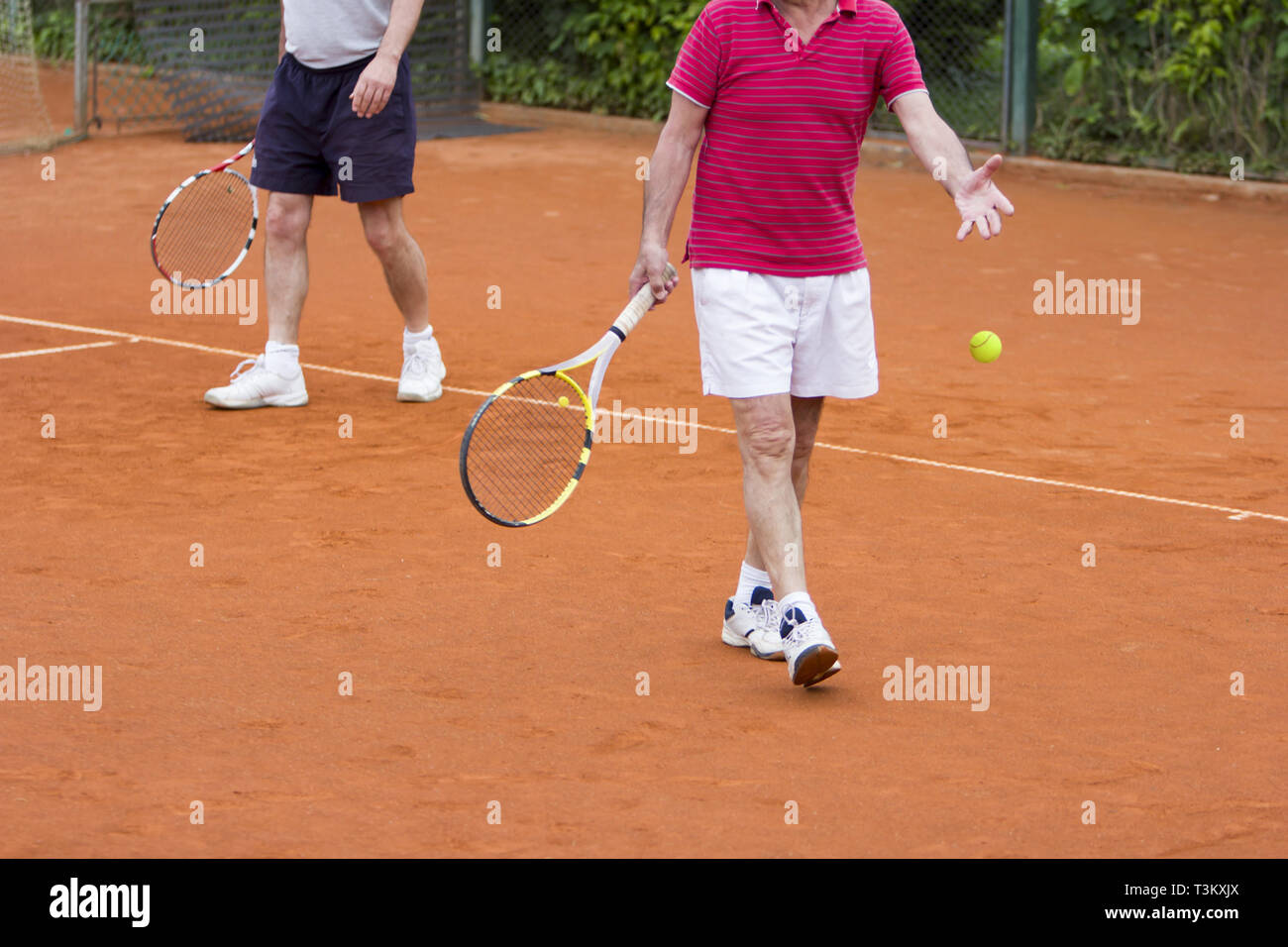 Raddoppia il giocatore di tennis con partner in background Foto Stock