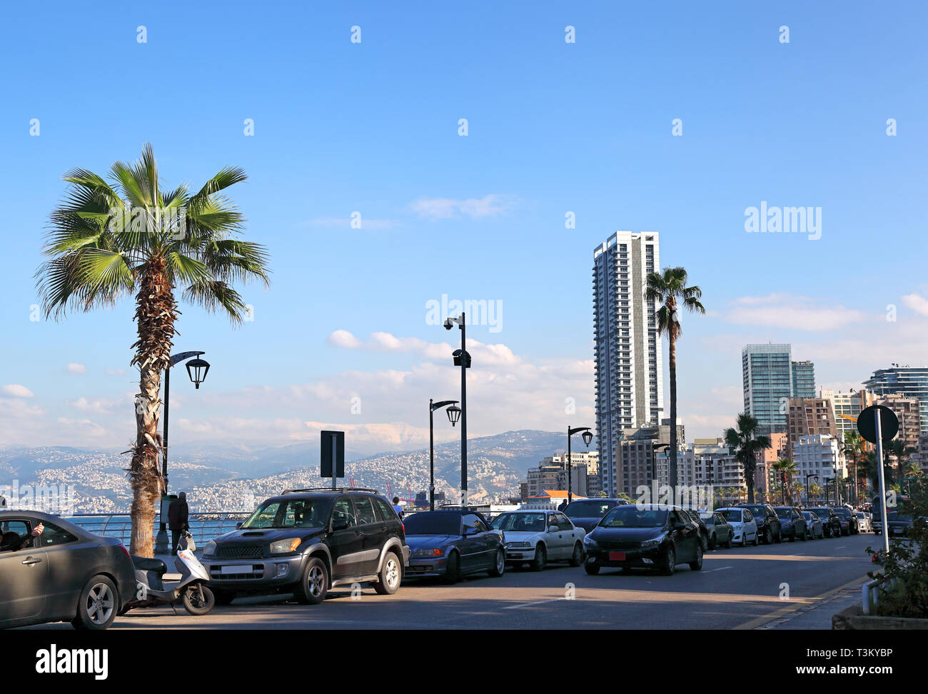 Beirut Corniche, vista dal mare alle montagne coperte di neve Foto Stock