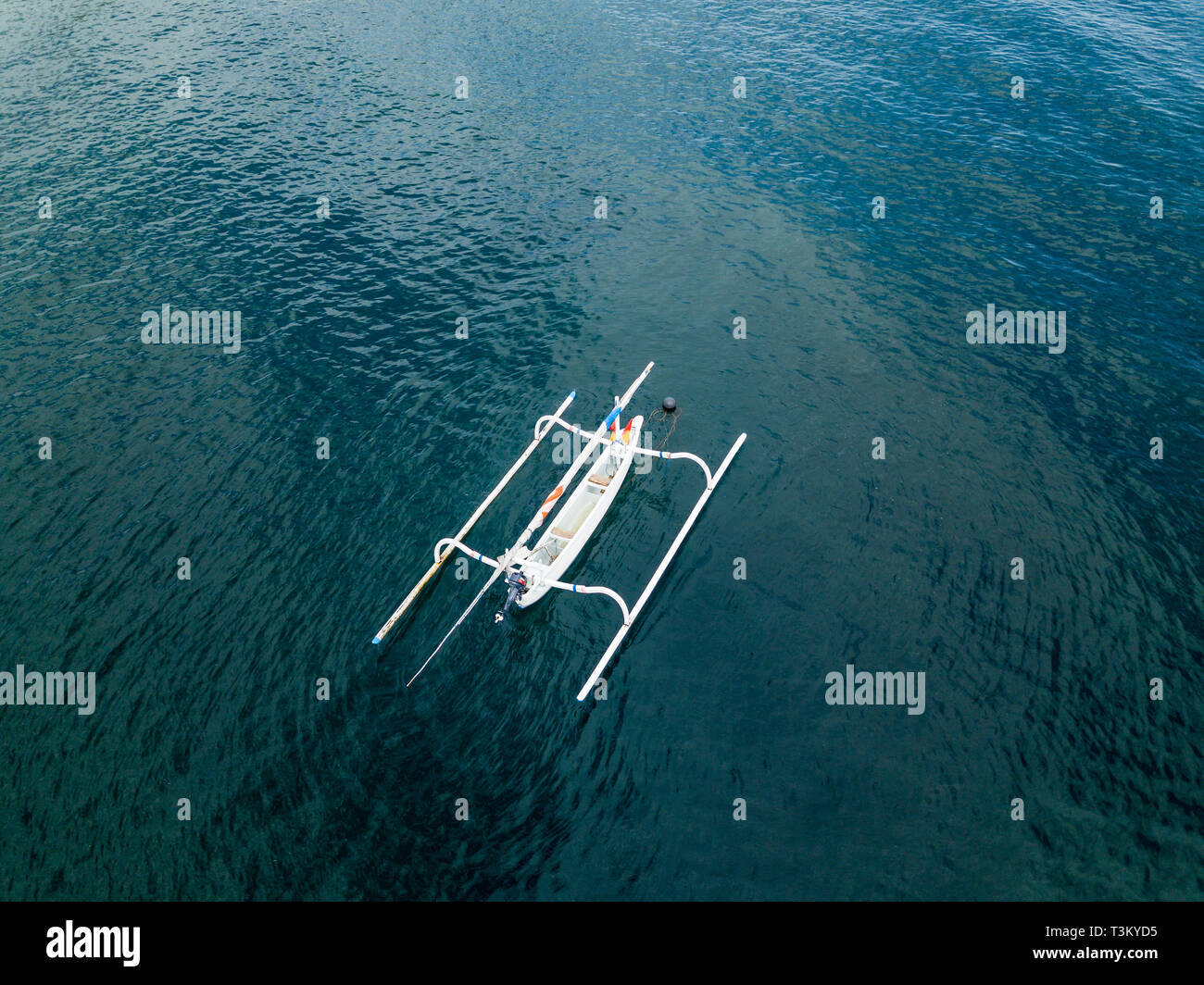 Vista aerea del Indonesiano tradizionale barca da pesca chiamato jukung Foto Stock