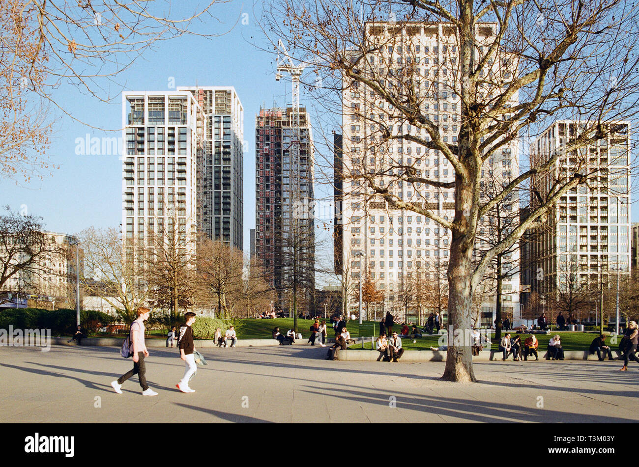 I pedoni sulla South Bank di Londra UK, in inverno, con Jubilee Gardens e il guscio Center building in background Foto Stock