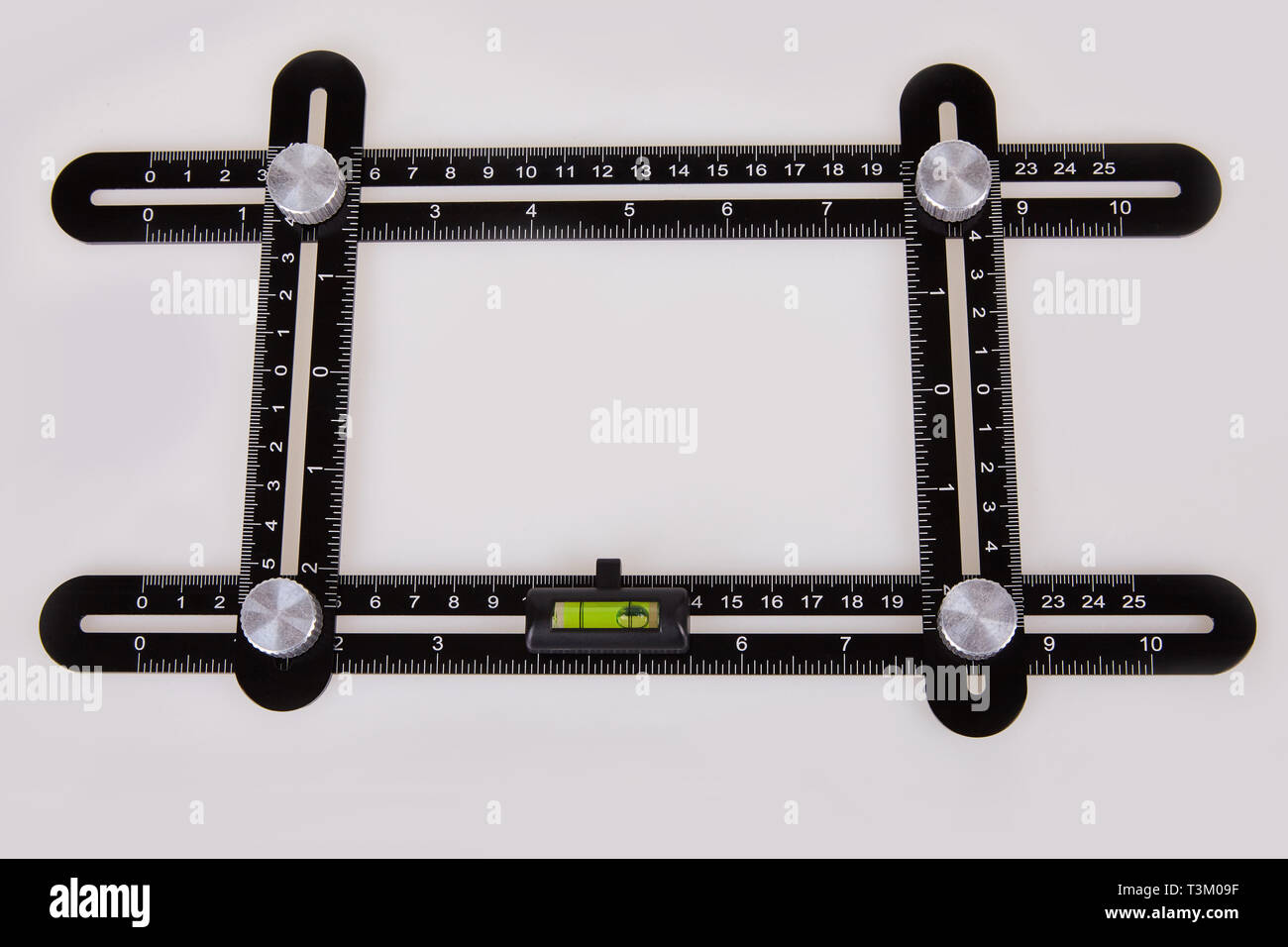 Nero multi funzione righello isolati su sfondo bianco. Ultimate forma irregolare strumento Copia. Universal angolo comodo righello. Multi angolo utensile di misurazione. Foto Stock