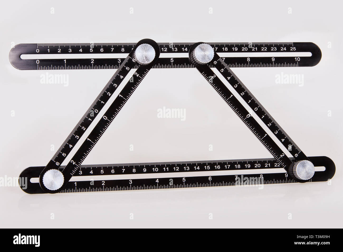 Nero multi funzione righello isolati su sfondo bianco. Ultimate forma irregolare strumento Copia. Universal angolo comodo righello. Multi angolo utensile di misurazione. Foto Stock