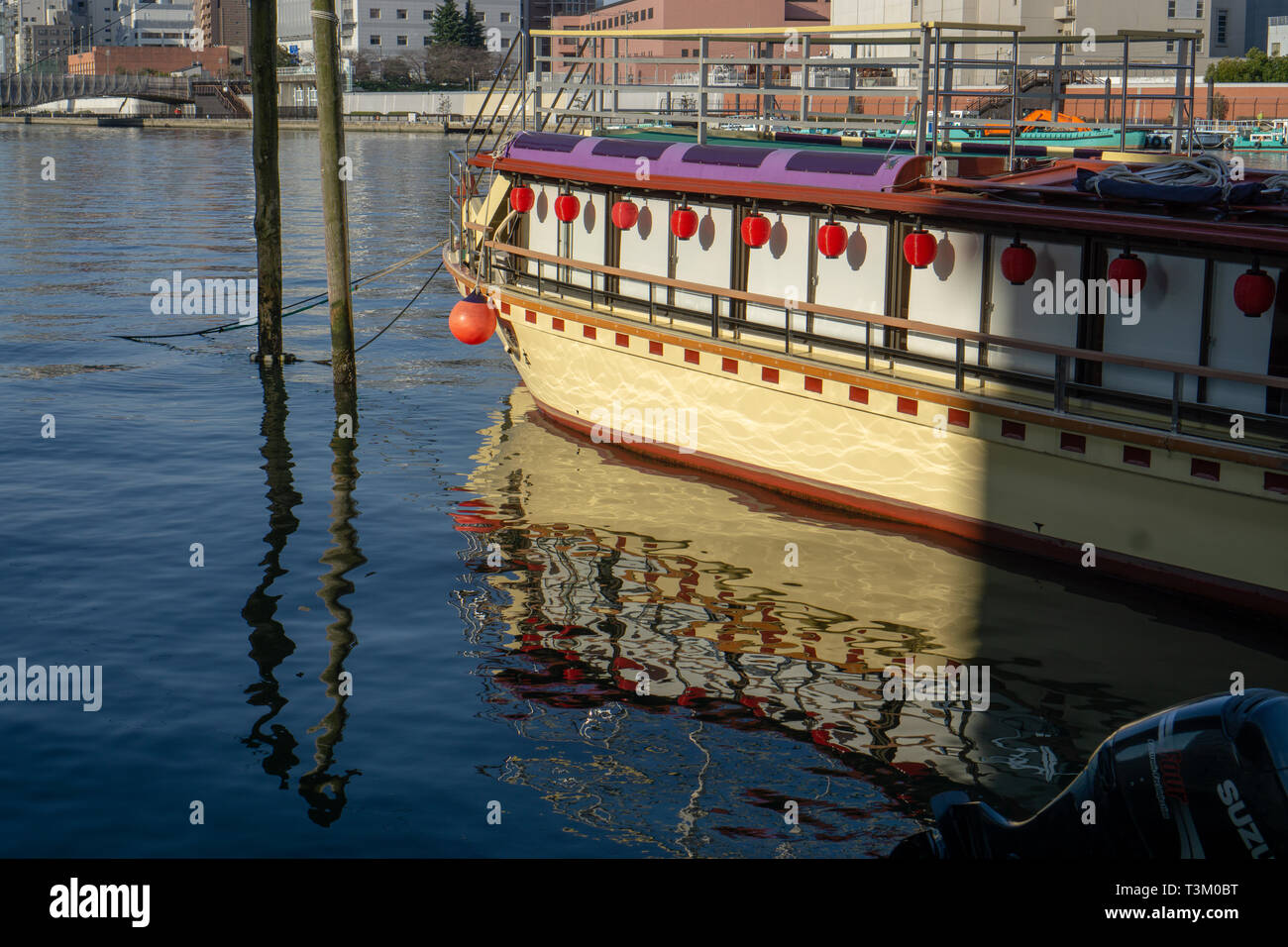 Le crociere sono molto popolari sul Fiume Sumida in Tokyo. Si tratta di un ottimo modo per vedere la città se si dispone di tempo sufficiente per passare tutta la giornata sull'acqua. Foto Stock