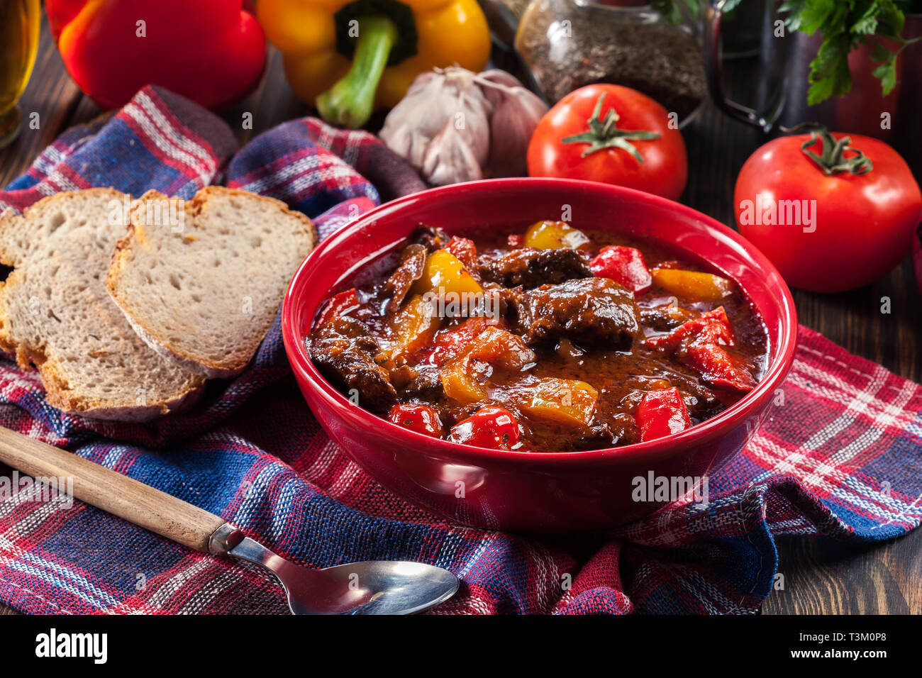 Tradizionale ungherese gulasch di manzo con il rosso e il peperone giallo Foto Stock