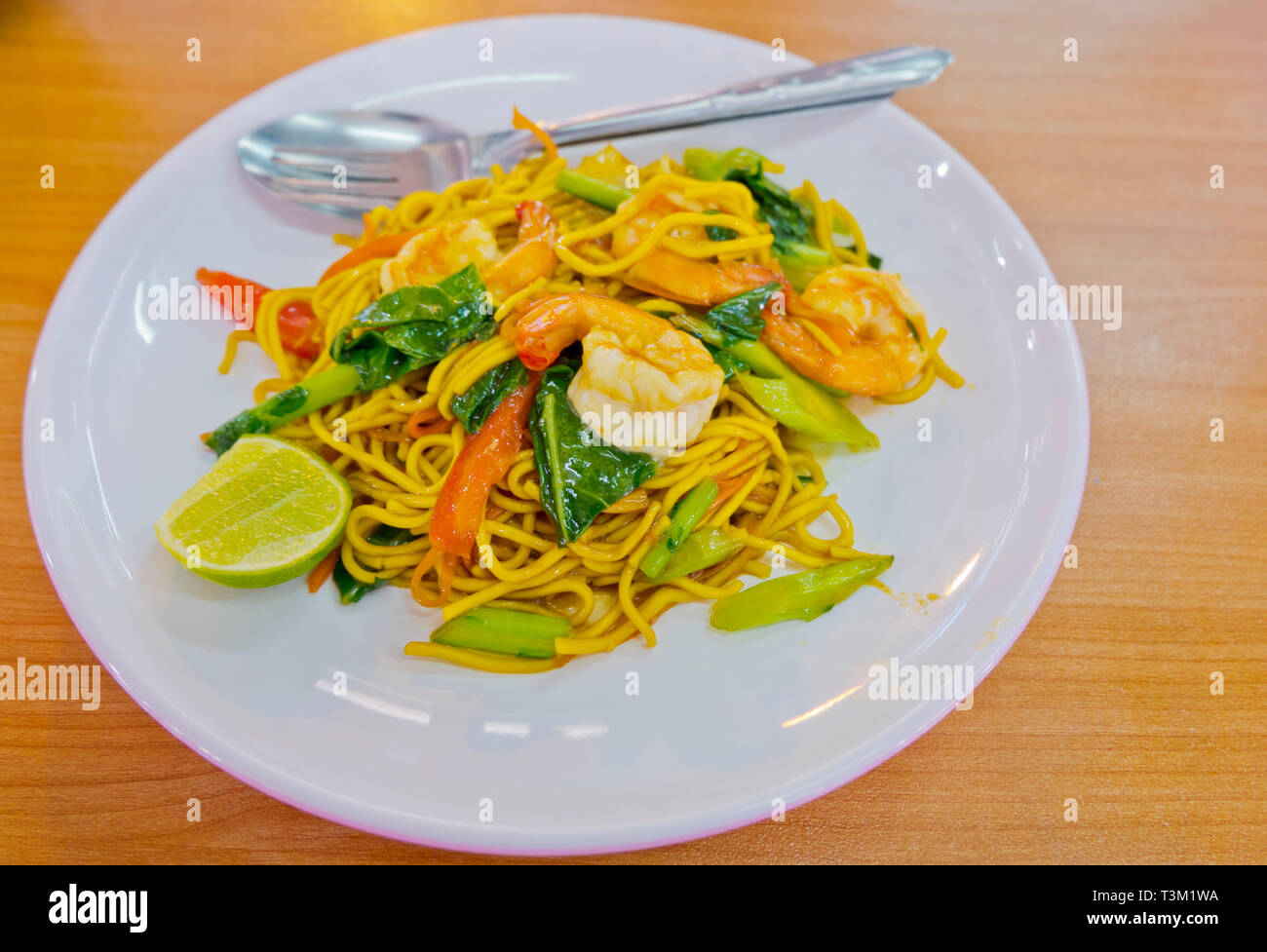 Pad vedere Ew, stiri noodles fritti e frutti di mare freschi di mercato alimentare, Krabi town, Thailandia Foto Stock