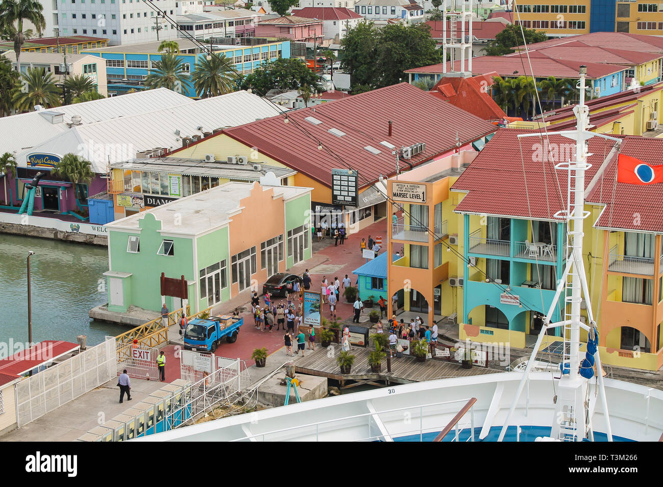 St. John's, Antigua - 31 Ottobre 2012: il porto di crociera della Basilica di San Giovanni in Antigua - Caraibi Foto Stock