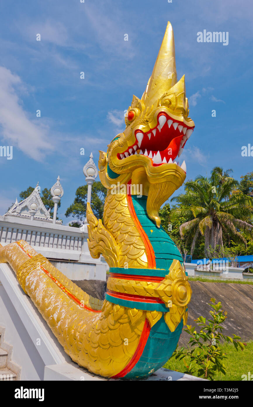 Golden naga scultura, la scalinata che conduce al Wat Kaew, Krabi town, Thailandia Foto Stock