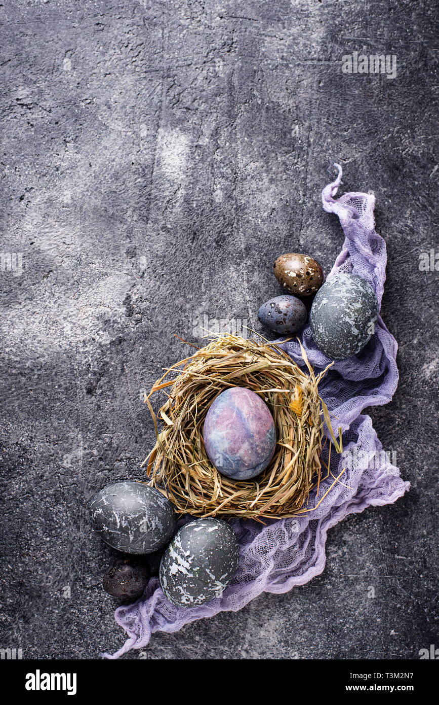 Le uova di pasqua con pietra o effetto marmo Foto Stock