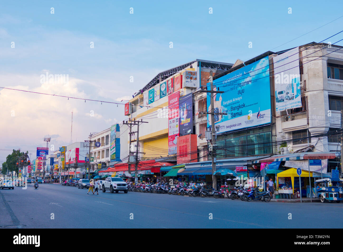 Maharaj road, Krabi town, Thailandia Foto Stock