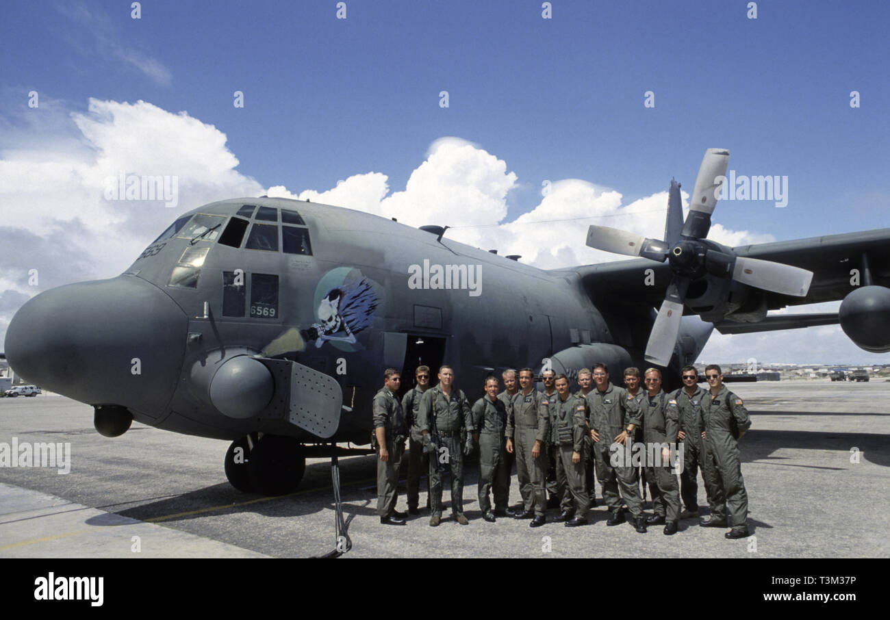 Il 30 ottobre 1993 A USAF air equipaggio con loro Lockheed AC-130H Spectre Gunship 'Attrazione fatale' all aeroporto di Mogadiscio, Somalia. Foto Stock