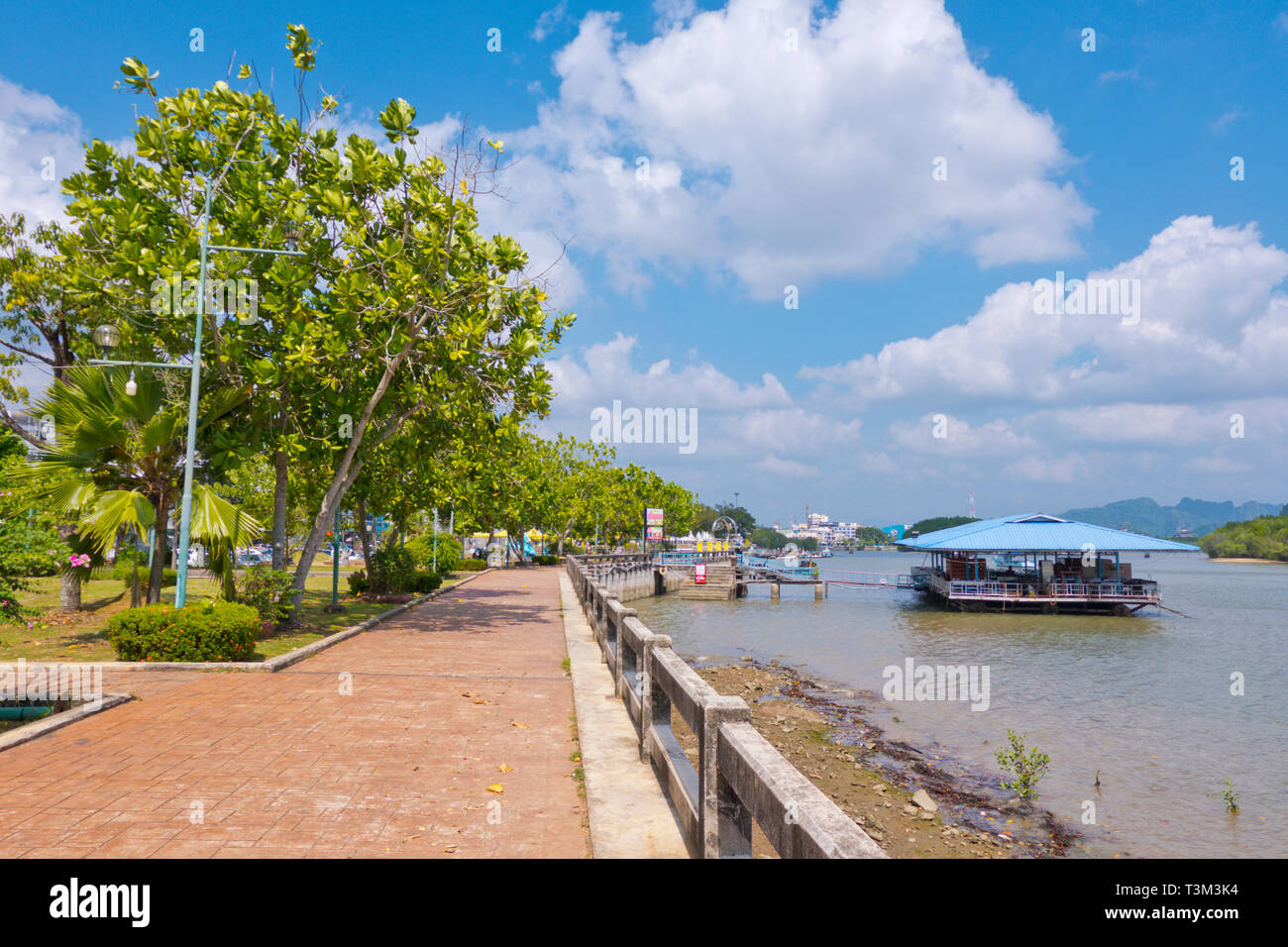 Riverside promenade, Chaofak park, Krabi town, Thailandia Foto Stock