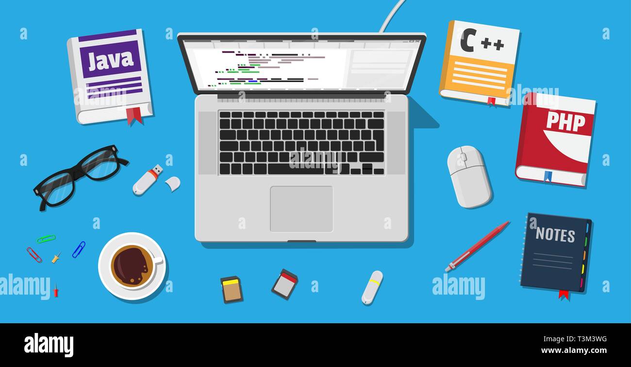 Luogo di lavoro del programmatore o codificatore. Pc desktop, laptop, libri, caffè, bicchieri. Software di codifica, linguaggi di programmazione, test di debug, sito web, se Illustrazione Vettoriale
