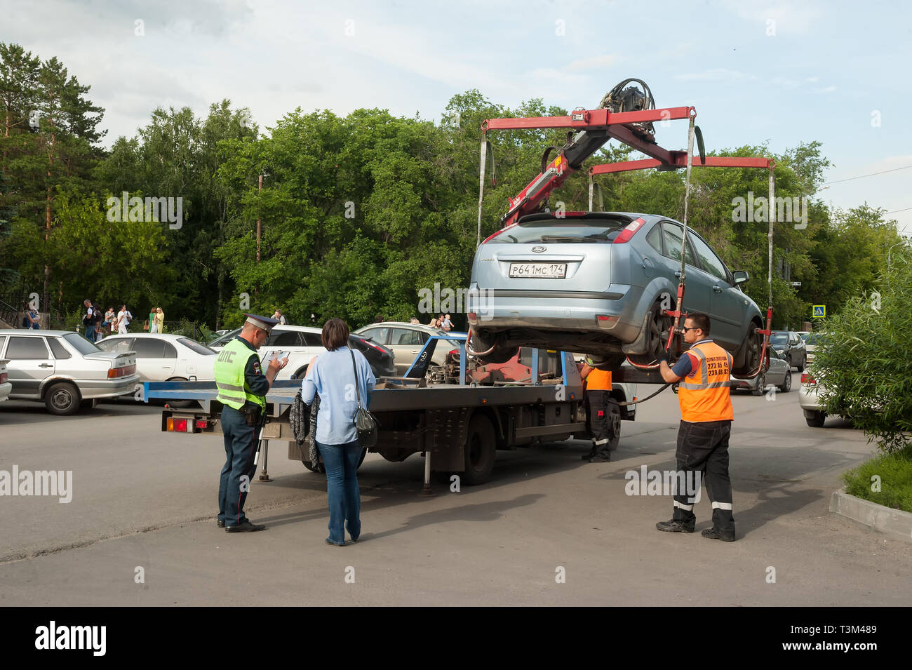 Trainare il carrello prendere la macchina parcheggiata in violazione. La Russia Foto Stock