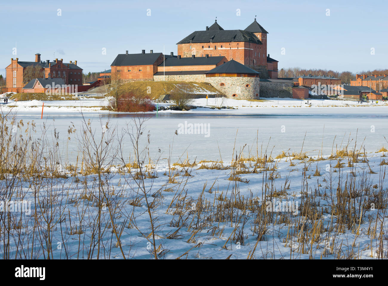La fortezza vecchia prigione sulle rive del lago Vanajavesi su un marzo pomeriggio. Hameenlinna, Finlandia Foto Stock
